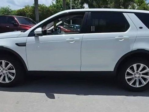Used 2019 Land Rover Discovery Sport SE image 4