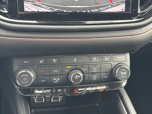 Used 2024 Dodge Durango GT RWD image 7