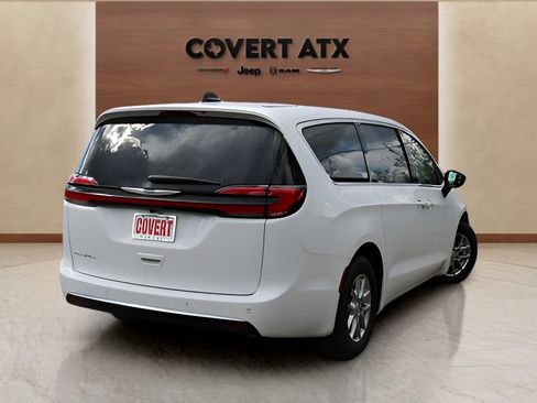 New 2026 Chrysler Pacifica Select FWD image 5