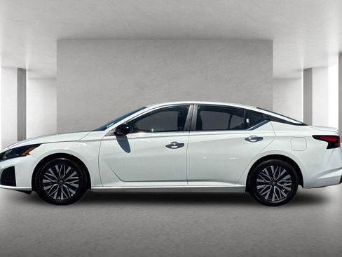 Used 2025 Nissan Altima 2.5 SV FWD image 7