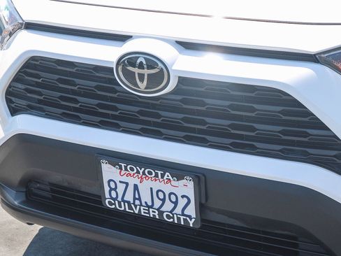 Used 2021 Toyota RAV4 LE FWD image 6