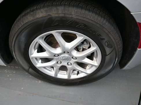Used 2024 Chrysler Pacifica Touring-L FWD image 9
