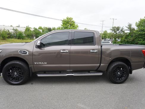Used 2017 Nissan Titan SL AWD/4WD image 4