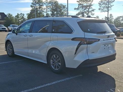 Used 2024 Toyota Sienna XLE image 4