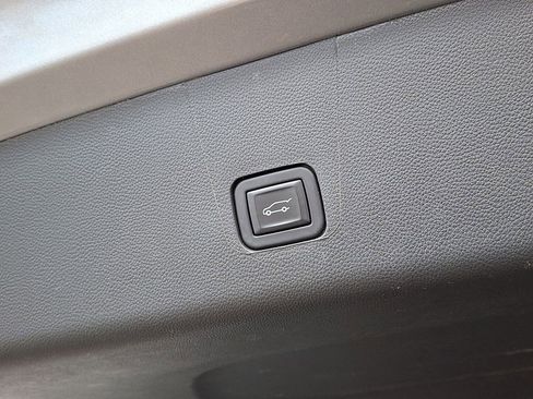 Used 2024 Chevrolet Traverse LT image 28