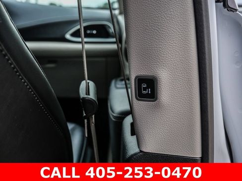 Used 2024 Chrysler Pacifica Limited FWD image 46