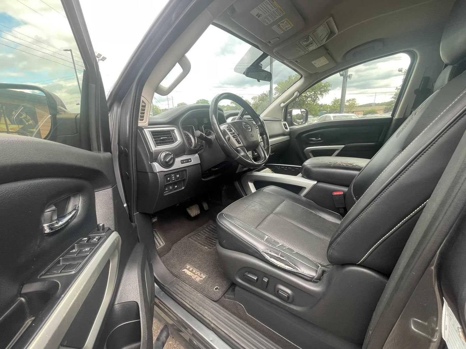 Used 2019 Nissan Titan PRO-4X AWD/4WD image 5