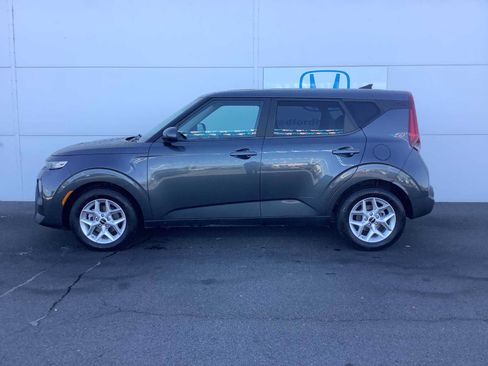 Used 2022 Kia Soul LX w/ Technology Package FWD image 2