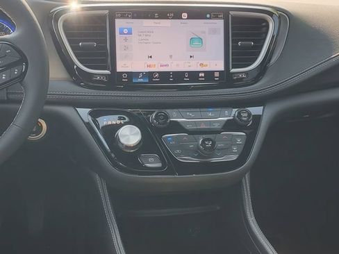 New 2027 Chrysler Pacifica Limited AWD/4WD image 18