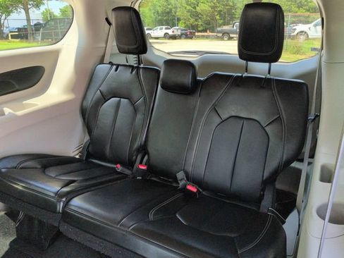 Used 2024 Chrysler Pacifica Touring-L FWD image 14