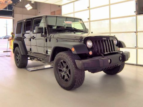Used 2018 Jeep Wrangler Unlimited Sport w/ Connectivity Group AWD/4WD image 5