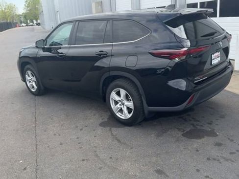 Used 2024 Toyota Highlander LE AWD/4WD image 11