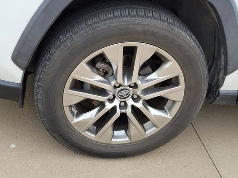 Used 2019 Toyota RAV4 XLE Premium image 2