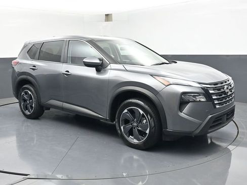 Used 2024 Nissan Rogue SV image 2