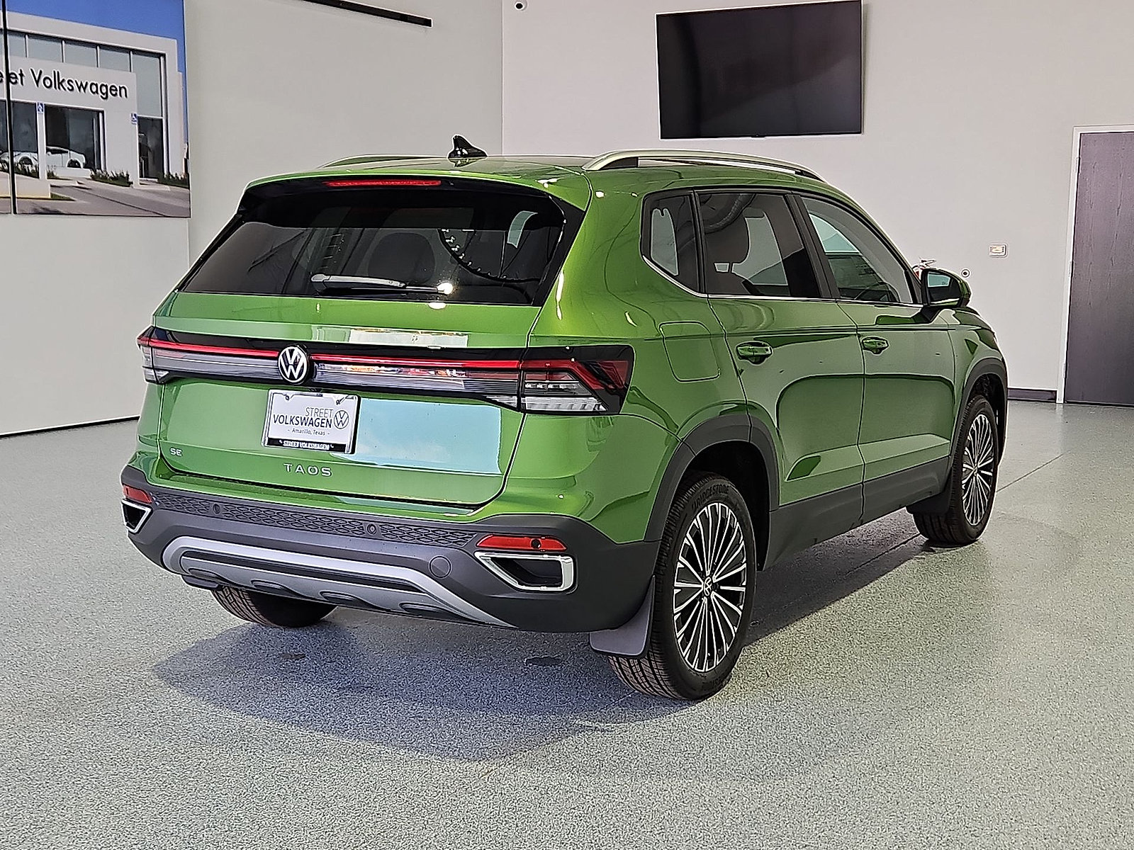 New 2027 Volkswagen Taos SE FWD image 8