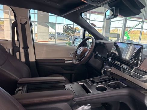 Used 2021 Toyota Sienna Platinum image 18