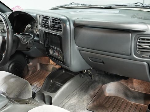 Used 2001 Chevrolet Blazer LS image 40