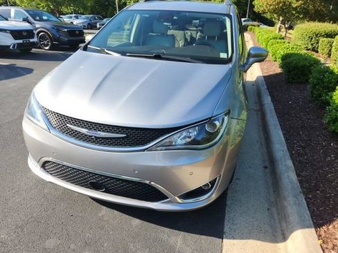 Used 2020 Chrysler Pacifica Touring-L FWD image 1