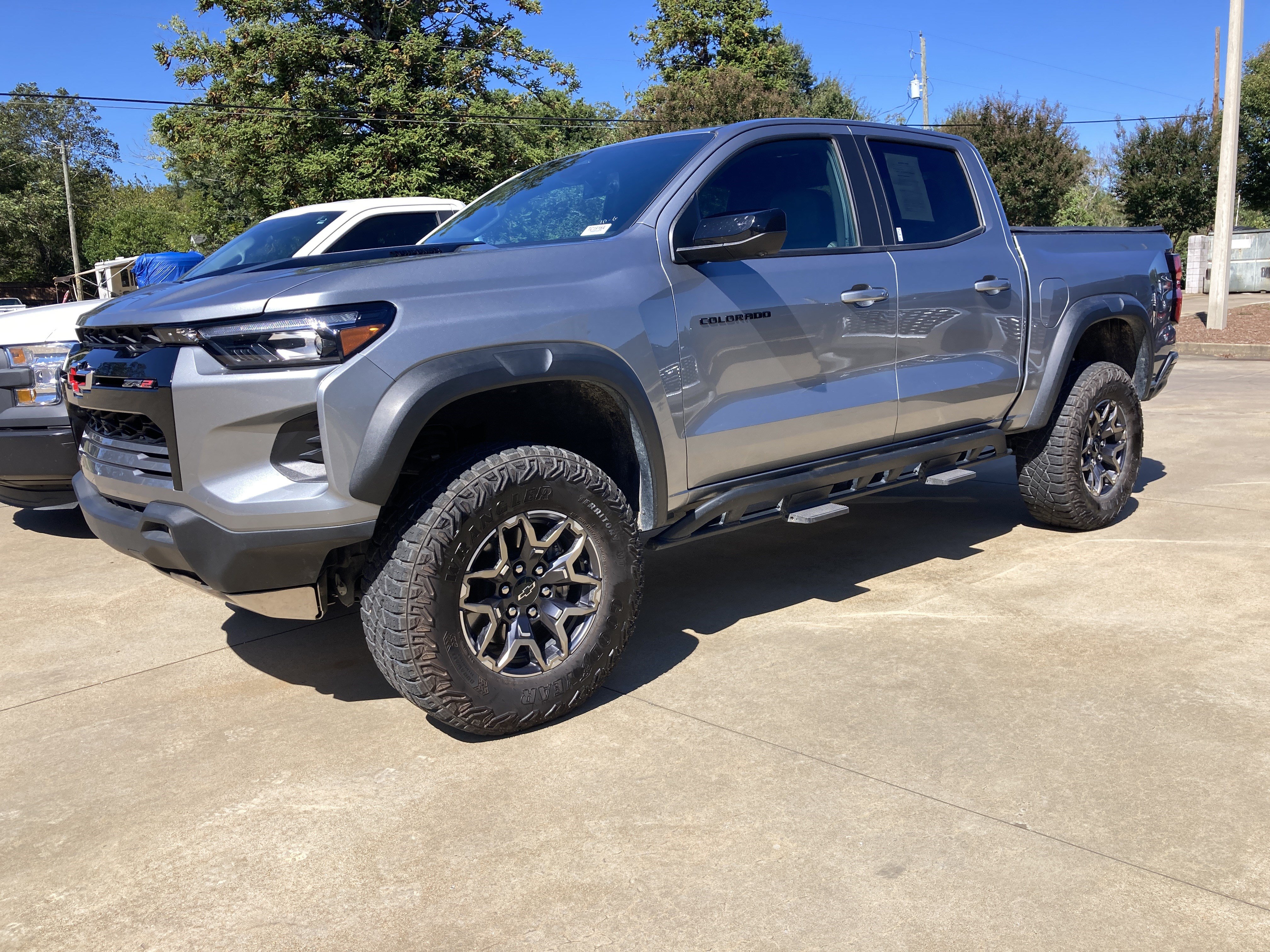Used 2025 Chevrolet Colorado ZR2 w/ Technology Package AWD/4WD image 1