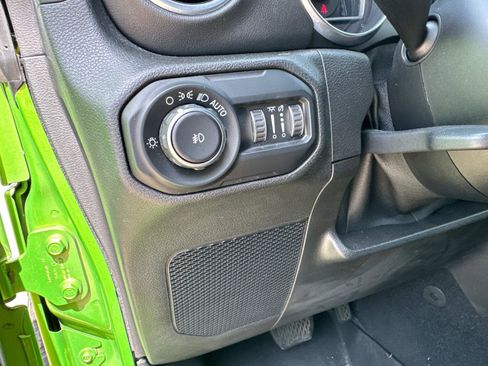 Used 2018 Jeep Wrangler Unlimited Sahara image 35