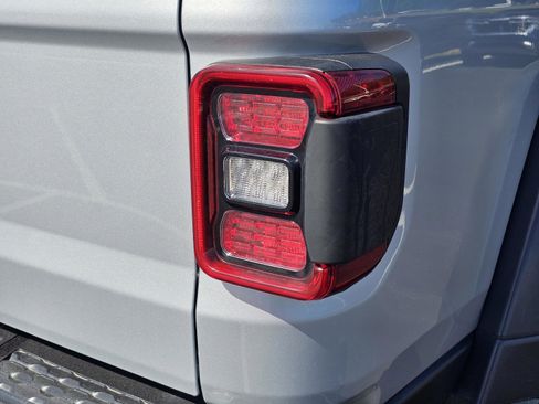 Used 2022 Jeep Gladiator Rubicon w/ LED Lighting Group AWD/4WD image 11