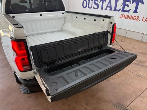 Used 2023 Chevrolet Colorado Z71 w/ Z71 Convenience Package 2 AWD/4WD image 18