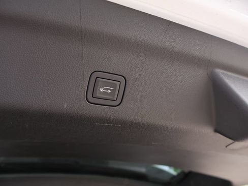 Used 2025 GMC Yukon XL Denali AWD/4WD image 10