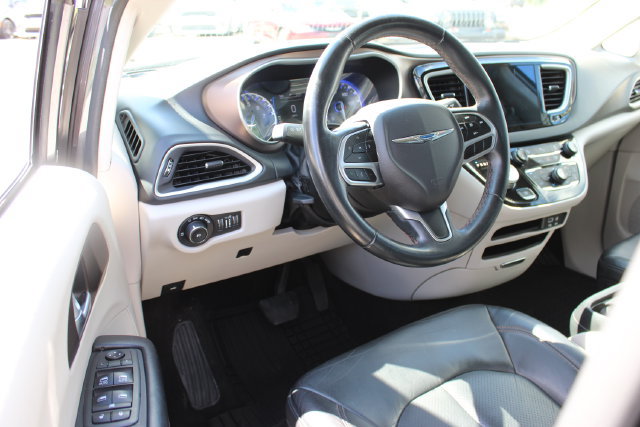 Used 2018 Chrysler Pacifica Touring-L w/ Tire & Wheel Group FWD image 13