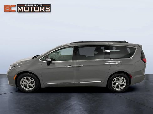Used 2023 Chrysler Pacifica Limited FWD image 3
