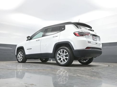 Used 2025 Jeep Compass Limited AWD/4WD image 38