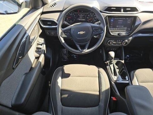 Used 2022 Chevrolet TrailBlazer LT w/ Convenience Package image 3