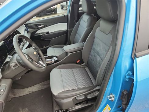 Certified 2025 Chevrolet Trax LT w/ LT Convenience Package image 18