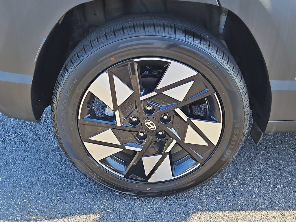 Used 2025 Hyundai Kona SEL FWD image 7