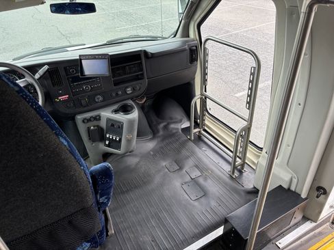 Used 2015 Chevrolet Express 4500 w/ Shuttle Bus Package image 28
