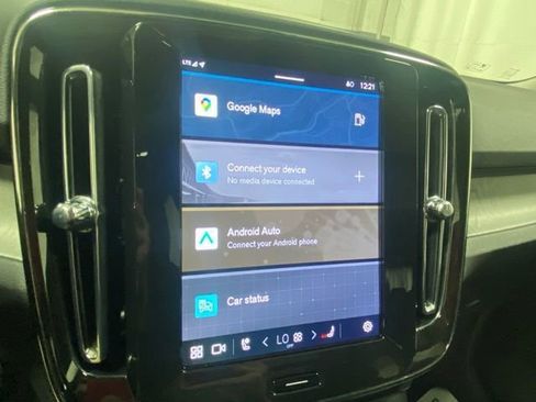 Used 2025 Volvo XC40 B5 Core image 18