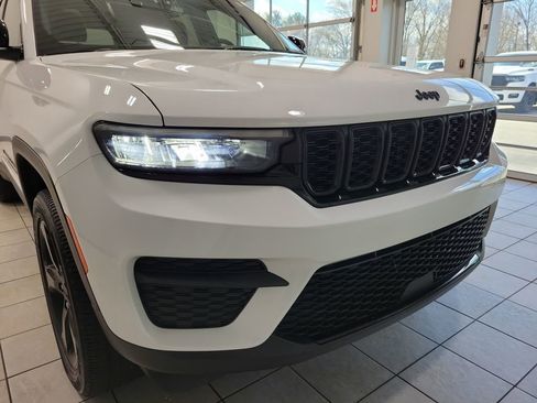 Used 2023 Jeep Grand Cherokee Altitude image 21