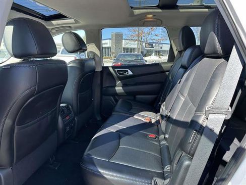 Used 2018 Nissan Pathfinder Platinum image 10
