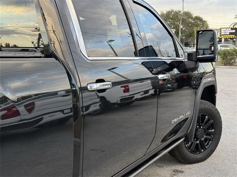 Used 2023 GMC Sierra 2500 Denali w/ Denali Black Diamond Edition image 9
