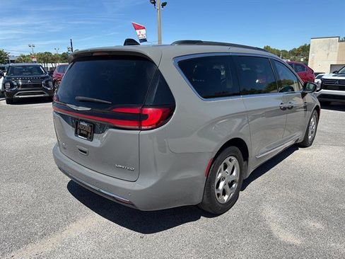 Used 2023 Chrysler Pacifica Limited FWD image 5