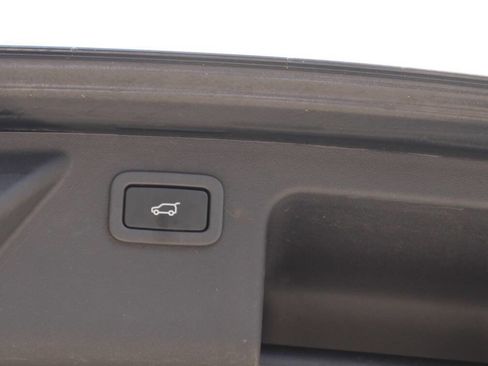 Used 2017 Land Rover Discovery Sport SE image 29