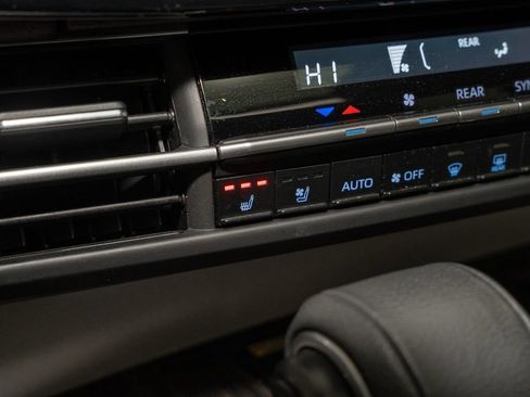 Used 2024 Toyota Sienna Platinum image 17