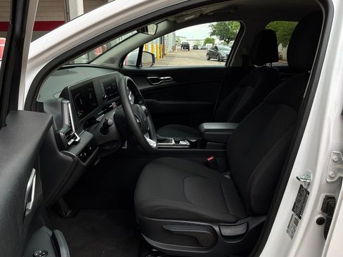 Used 2025 Kia Sportage LX image 10