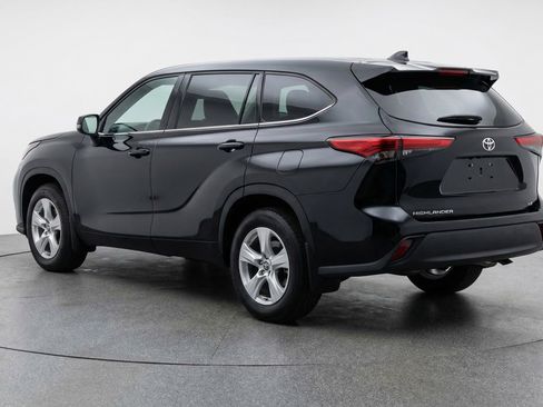 Used 2025 Toyota Highlander LE image 6