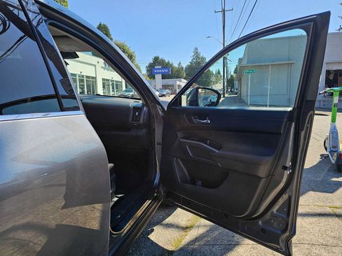 Used 2025 Nissan Pathfinder SL AWD/4WD image 10