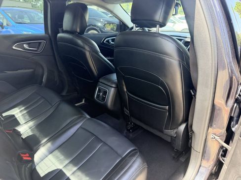 Used 2017 Chrysler 200 Limited Platinum w/ Comfort & Convenience Group FWD image 19