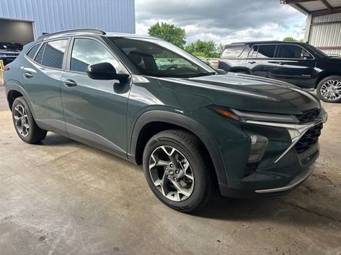 Used 2025 Chevrolet Trax LT FWD image 7