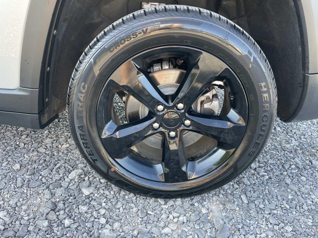 Used 2024 Jeep Grand Cherokee L Limited w/ Black Appearance Package RWD image 16