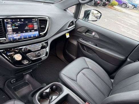 New 2026 Chrysler Pacifica Select image 32