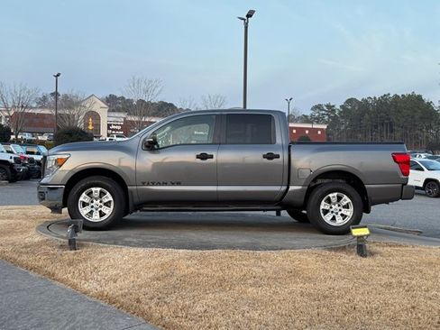 Used 2019 Nissan Titan SV w/ SV Convenience Package image 4