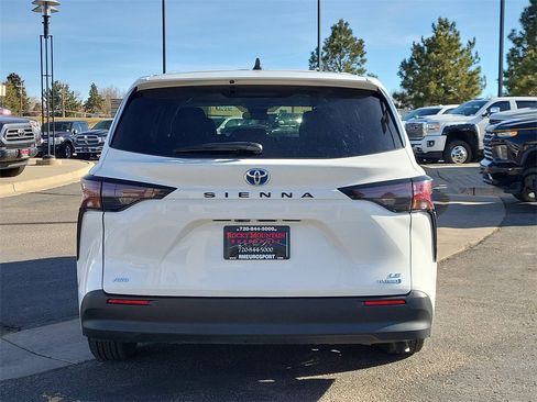 Used 2023 Toyota Sienna LE image 5